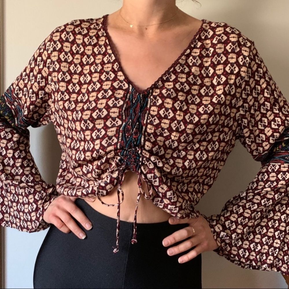 Angie Boho Bell Sleeve V-Neck Geometric Ruched Blouse Maroon & Cream Size S/M - Picture 4 of 7